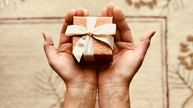 How to Choose the Right Gifts for a Client Parcel: 7 Tips to Consider